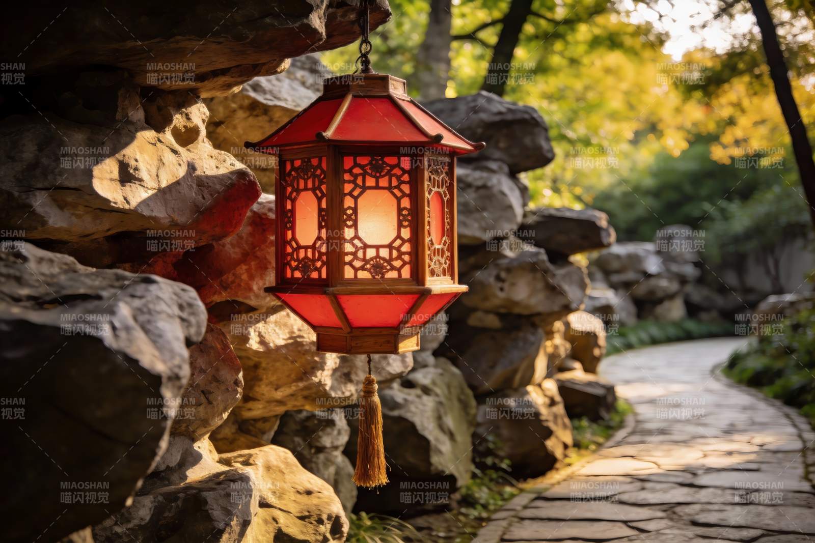 古风灯笼映石径图片