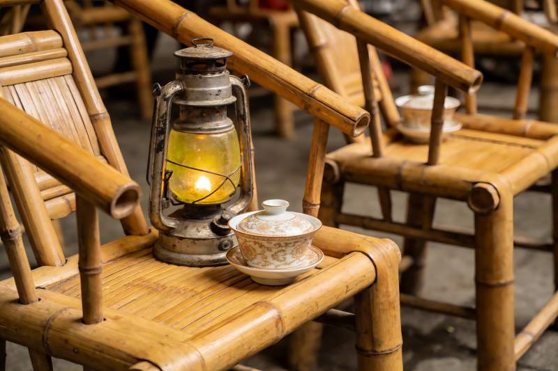 竹椅灯笼茶具静物图片
