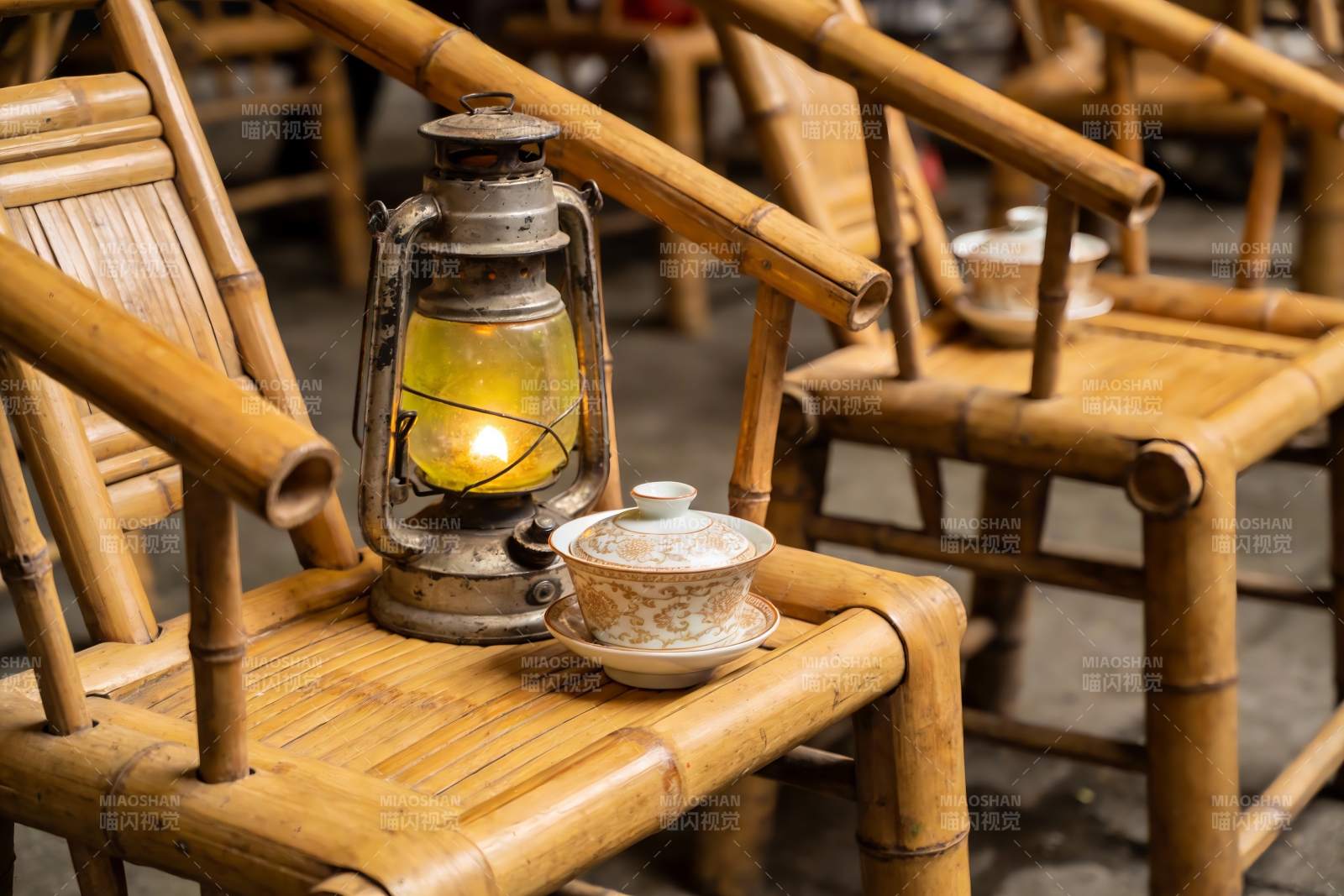 竹椅灯笼茶具静物图片