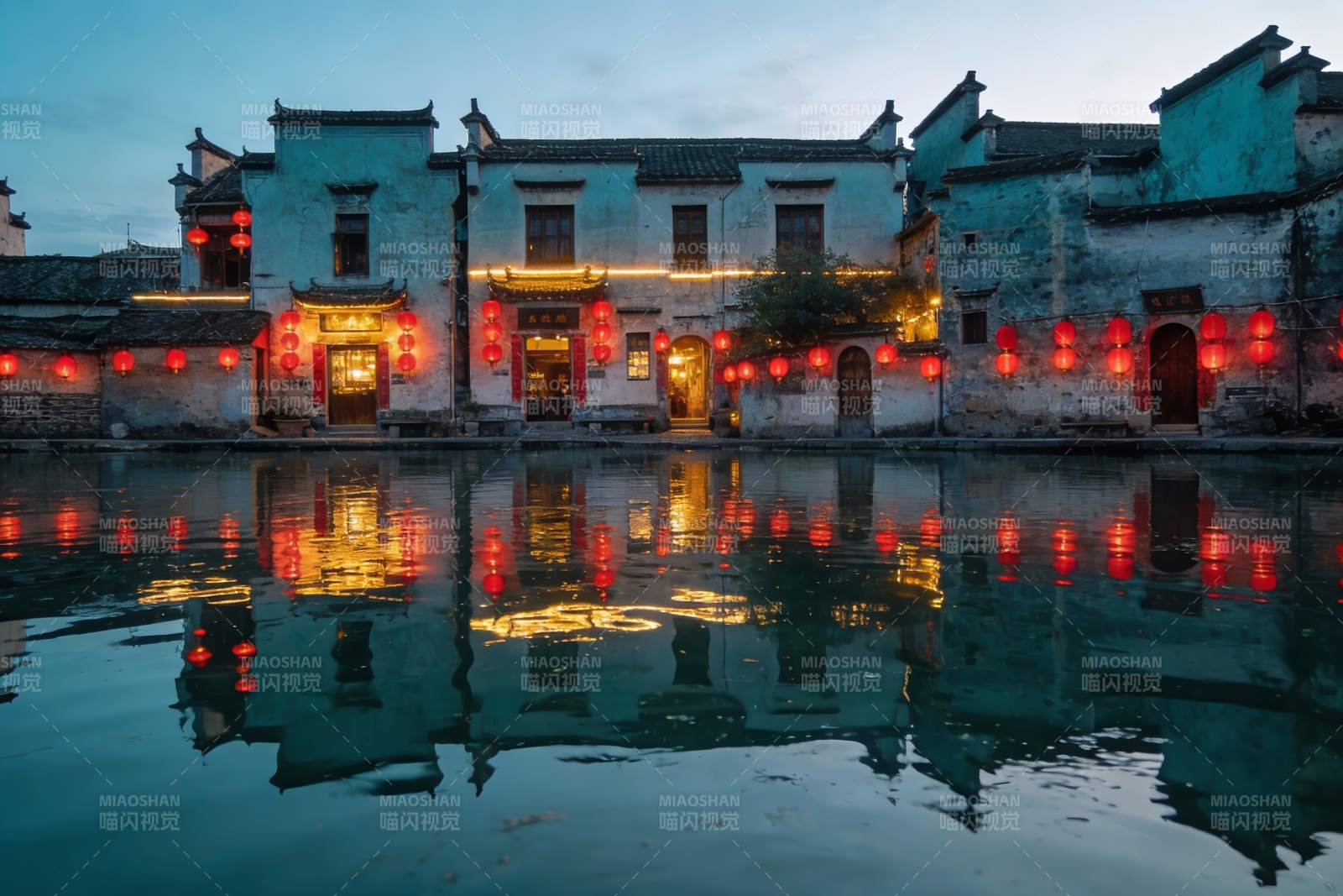 古建筑夜景灯笼倒影图片