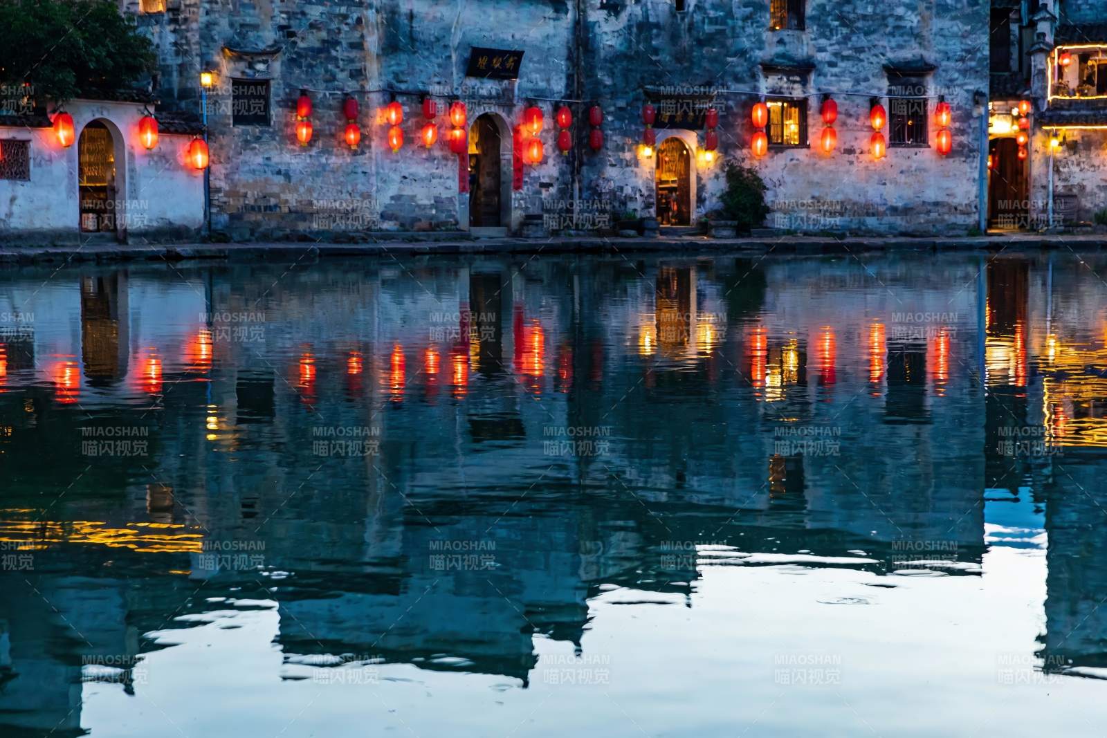 古建筑夜景水映红灯笼图片