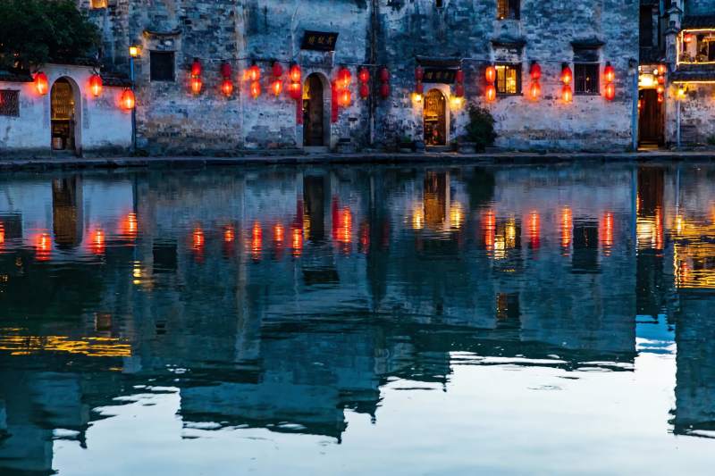 古建筑夜景水映红灯笼图片