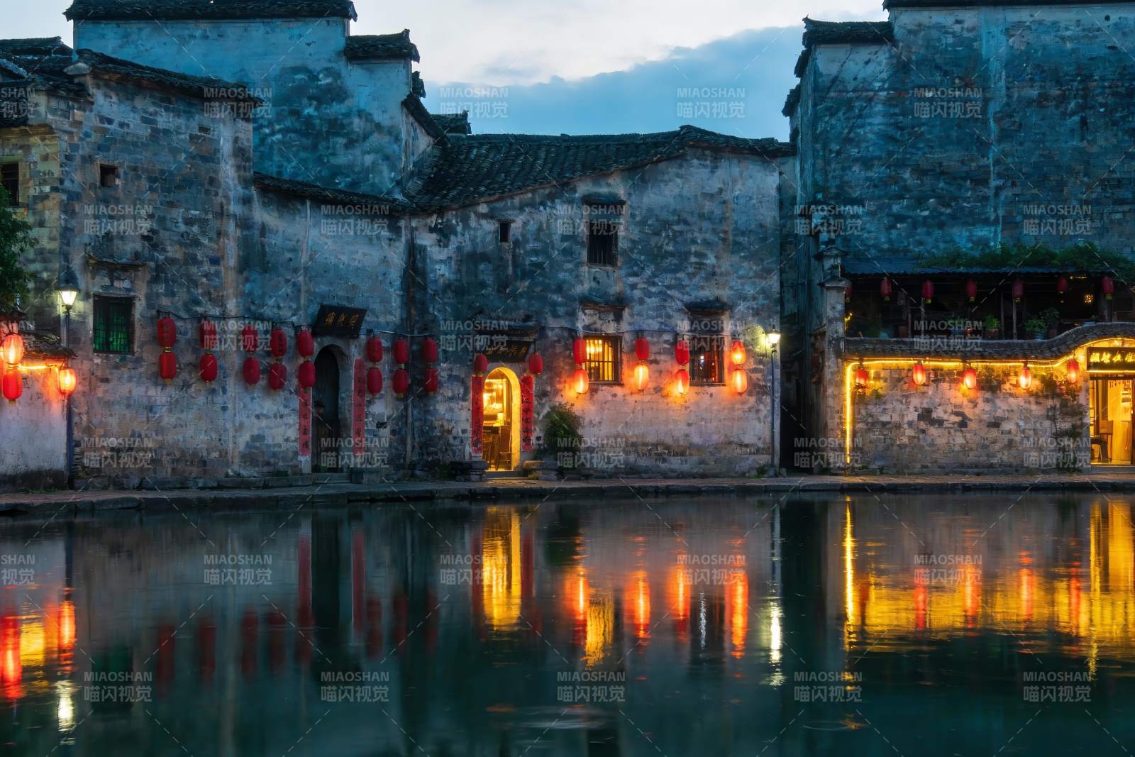 古建筑夜景水映红灯笼图片