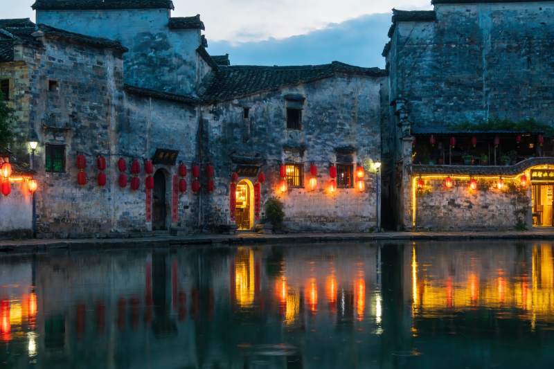 古建筑夜景水映红灯笼图片