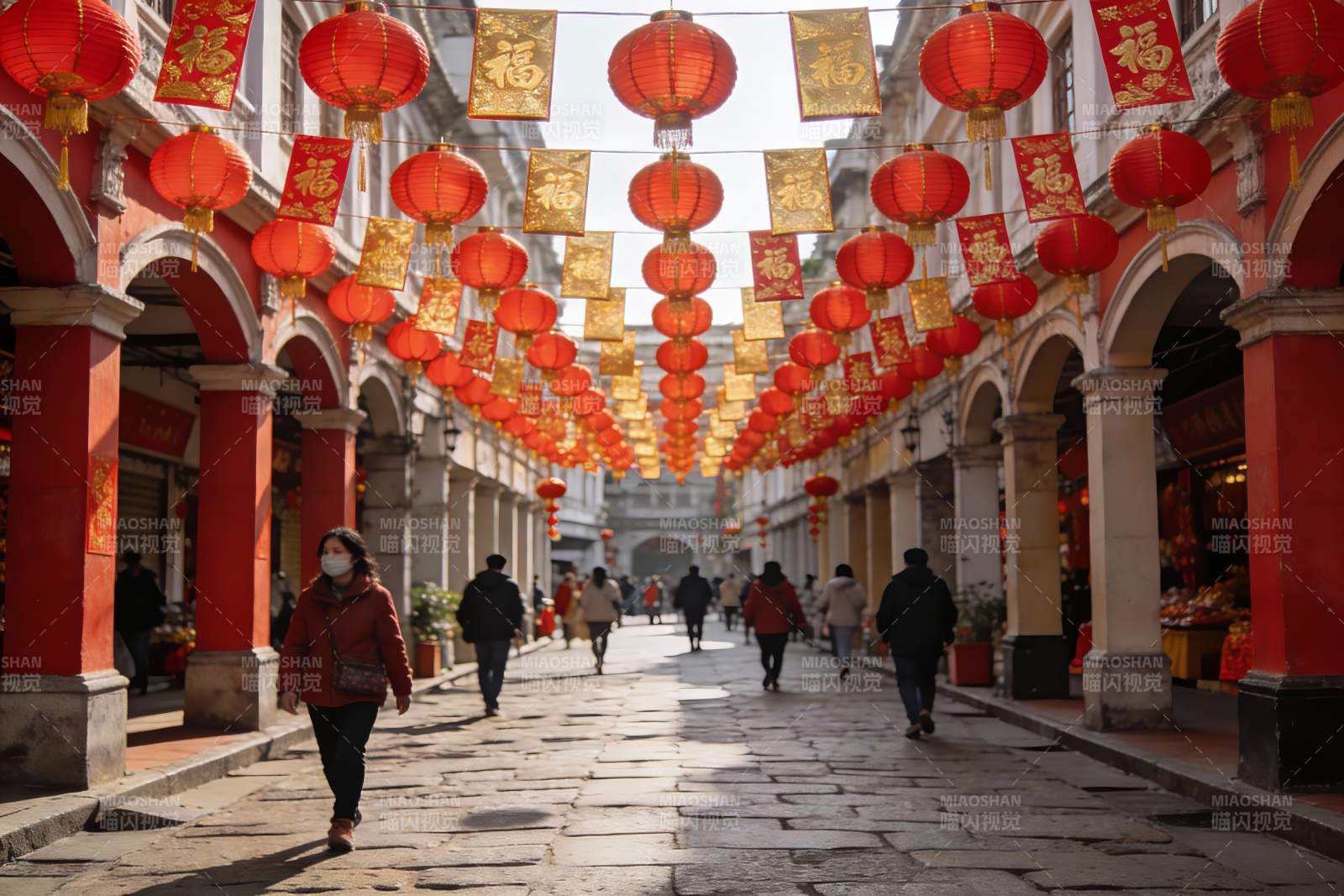 红灯笼挂满古街行人漫步图片