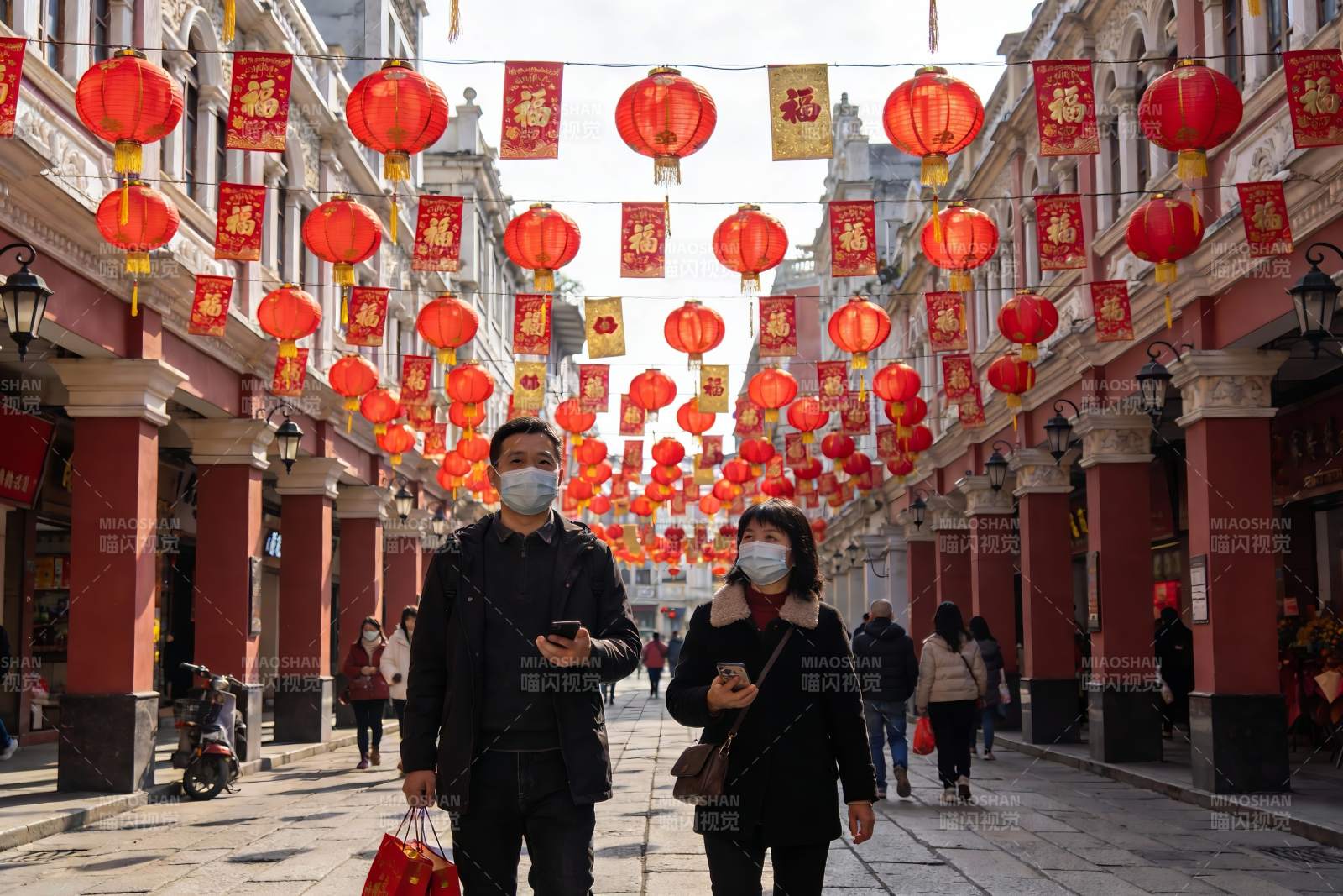 挂满红灯笼的街道行人图片