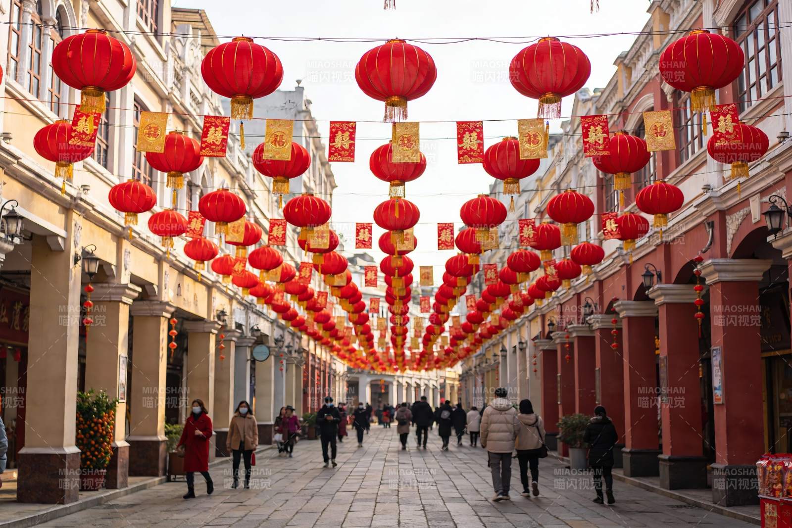 红灯笼装饰的街道行人图片