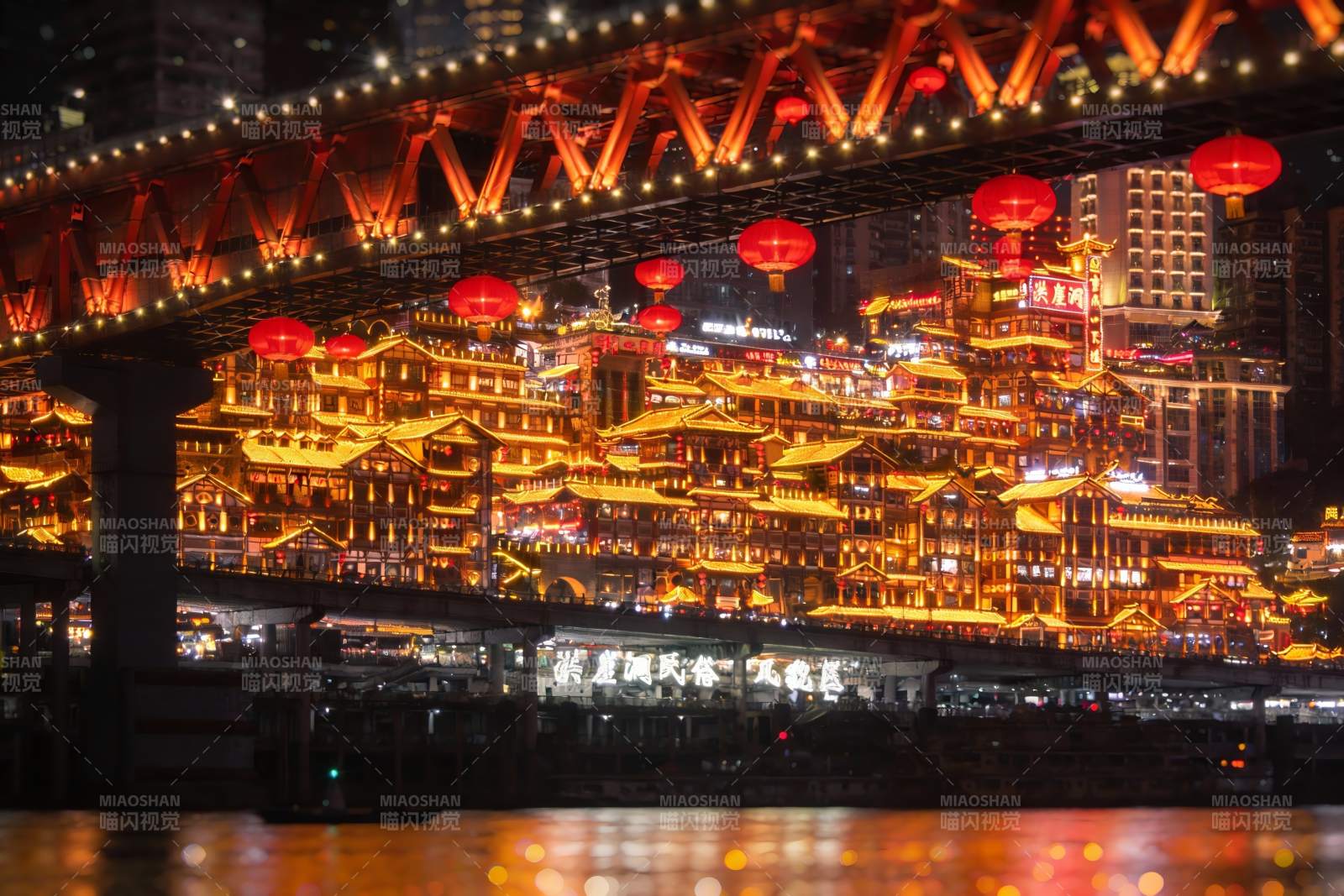 夜景灯光璀璨桥梁与建筑图片