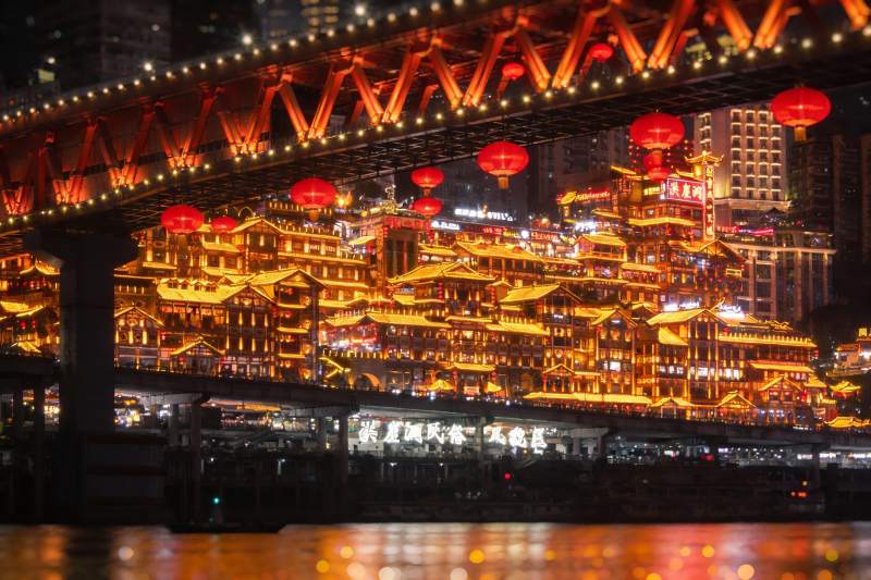 夜景灯光璀璨桥梁与建筑图片