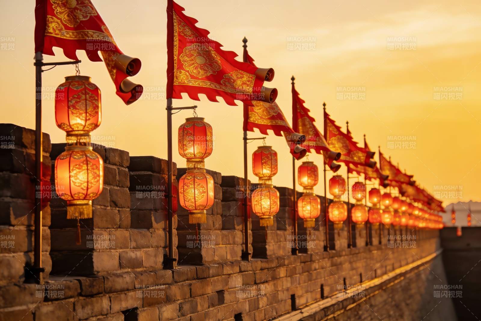古墙红灯映晚霞图片