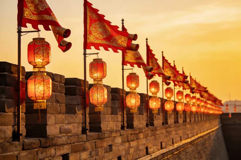 古墙红灯映晚霞图片