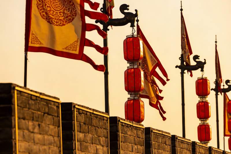 古墙红灯映晚霞图片