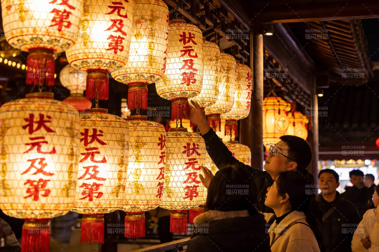 夜市灯笼下人群互动场景图片