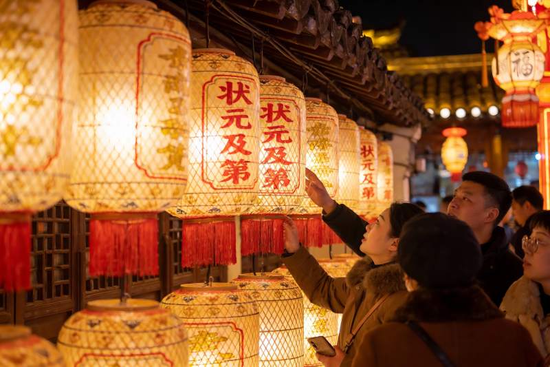 夜市灯笼下游客互动场景图片