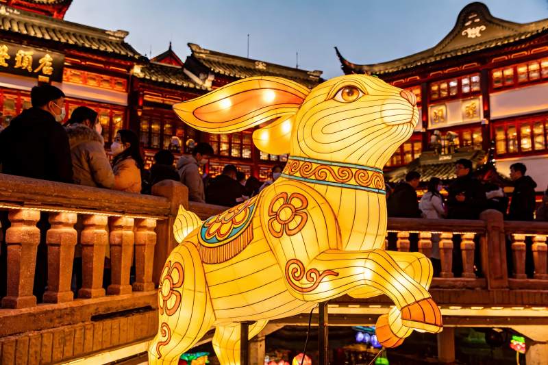 夜市兔子灯饰游人如织图片