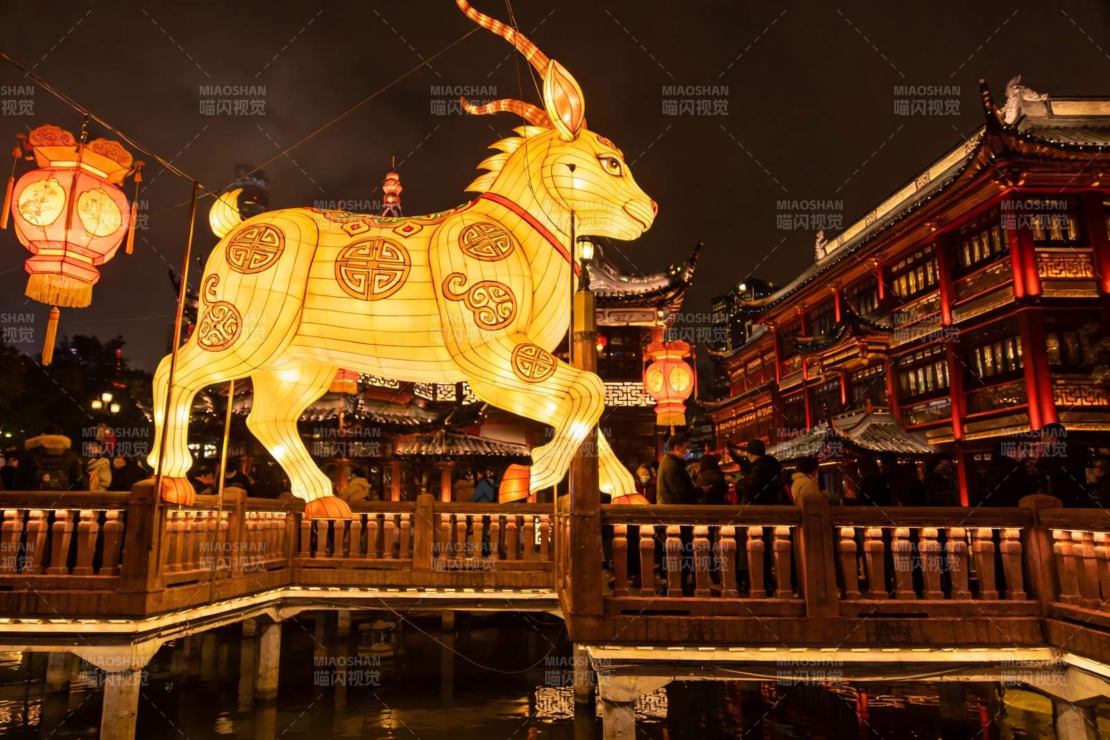 夜景中发光的羊形灯笼与古建筑图片