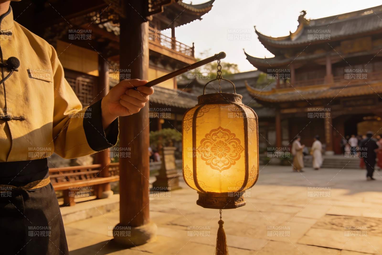 古建筑庭院中手持灯笼的场景图片