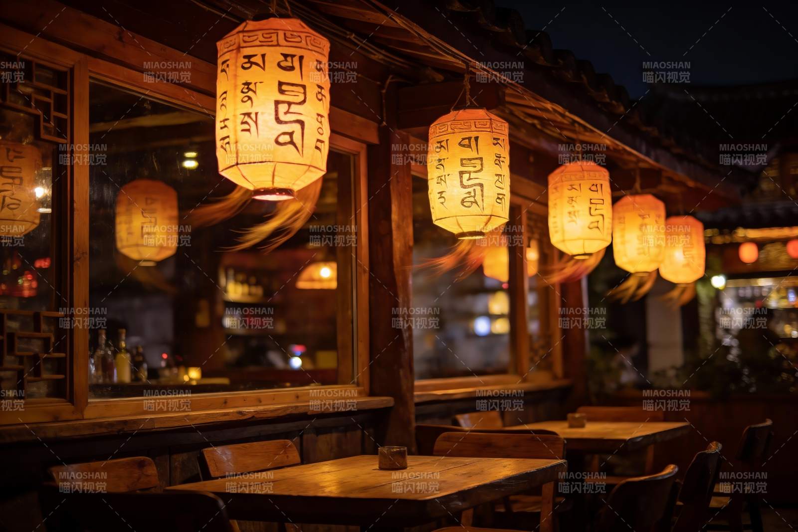 夜幕下古风灯笼照亮的庭院图片