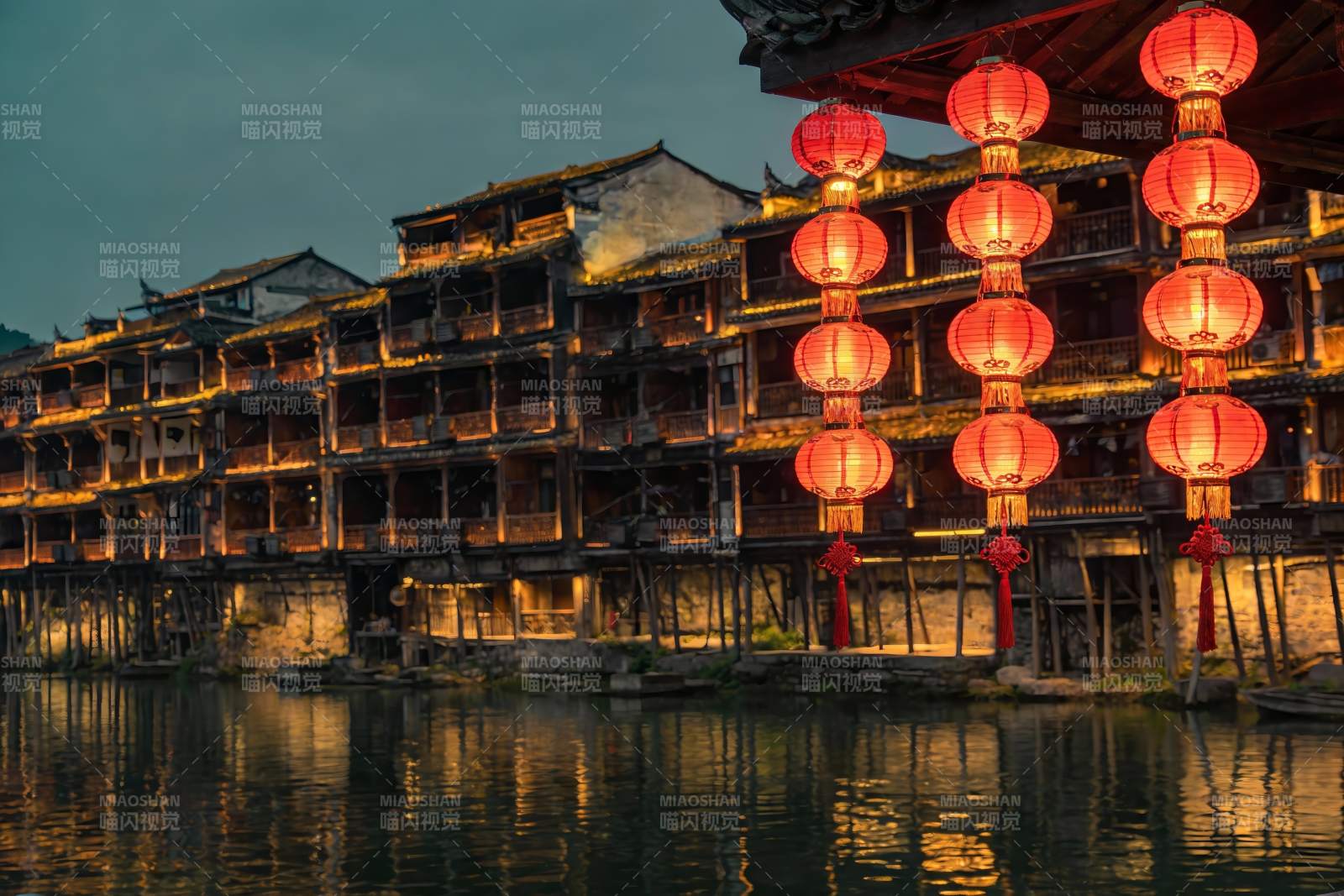 夜色古建筑与红灯笼图片