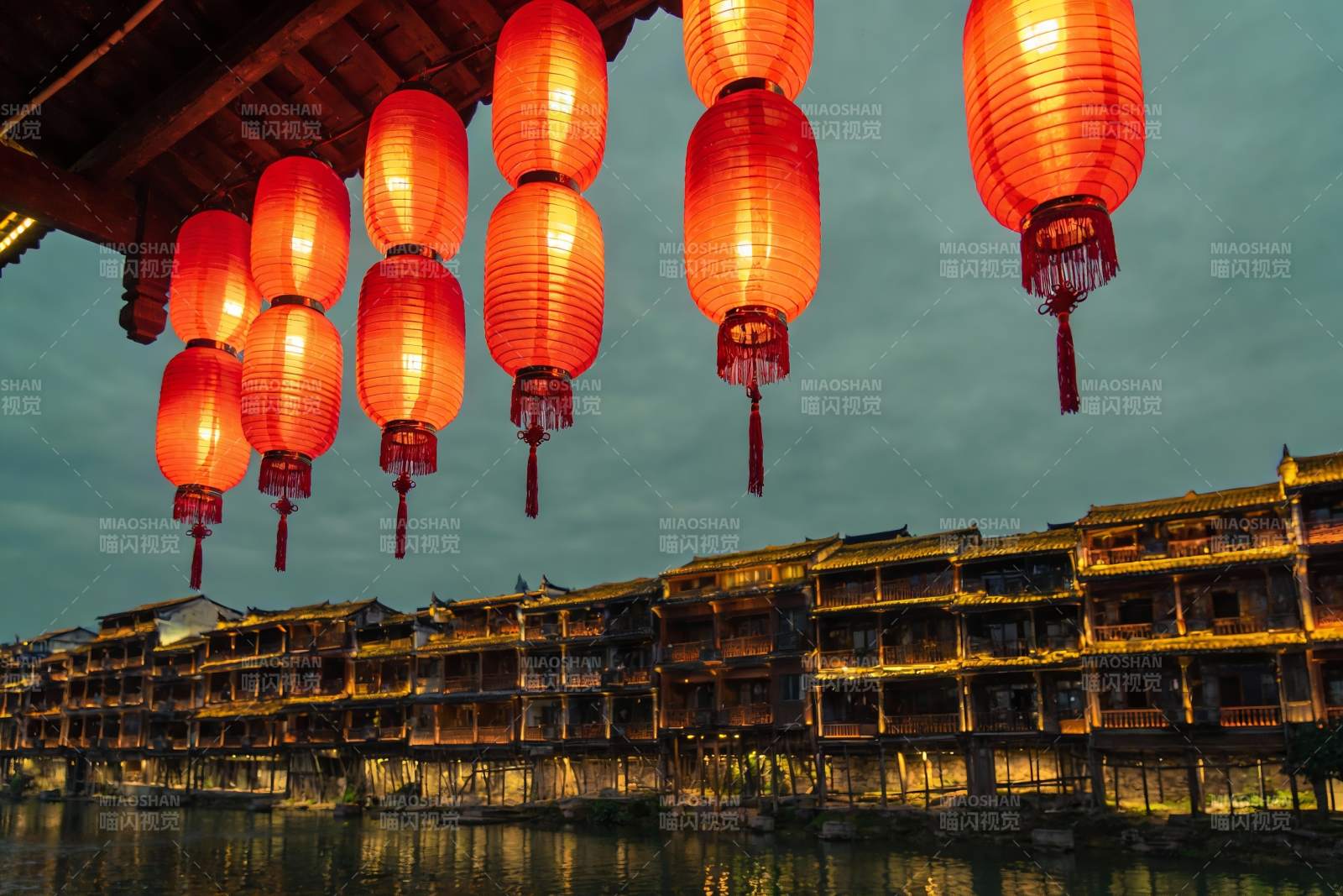 古建筑夜景红灯笼高挂图片