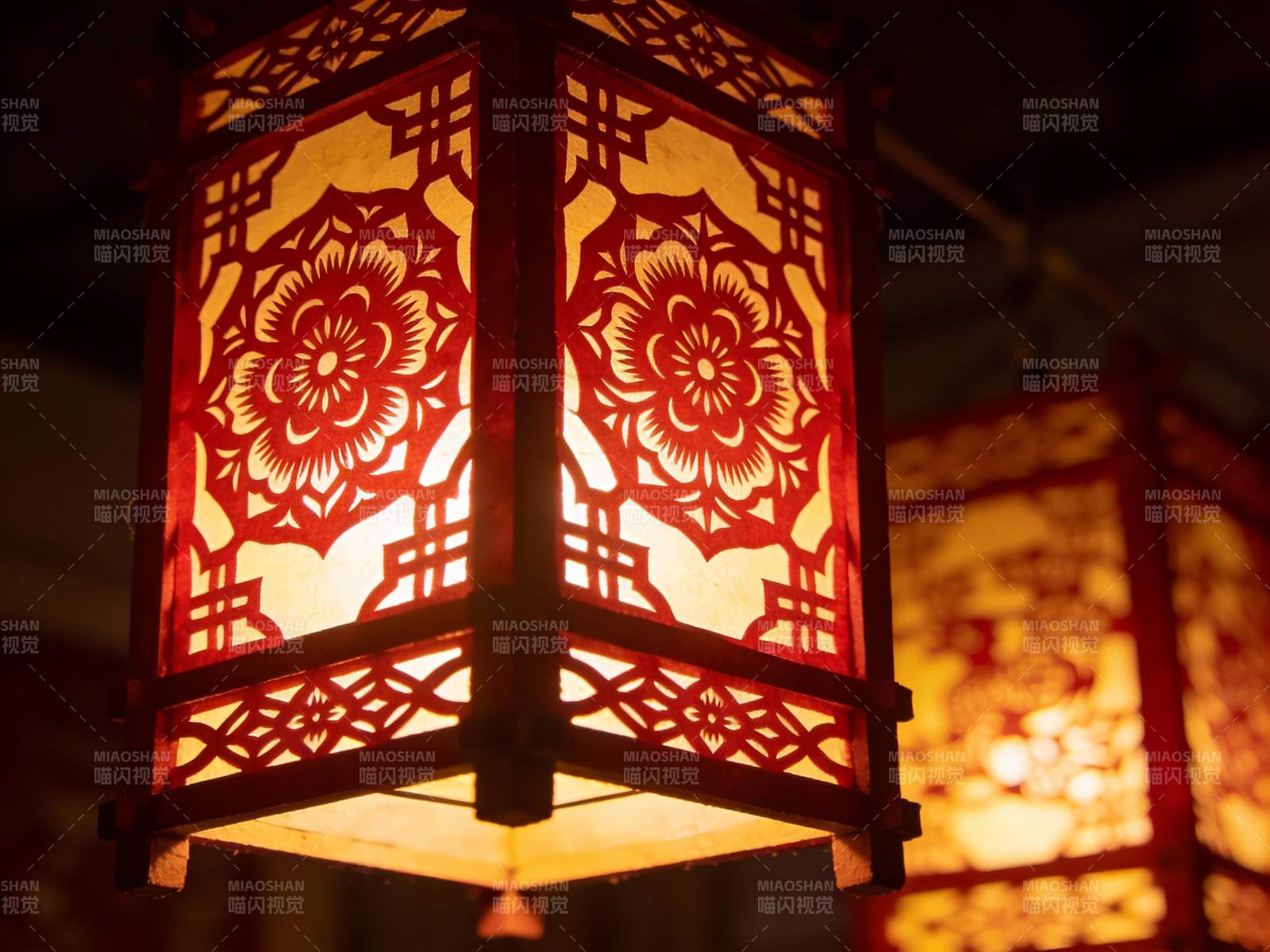 古色古香的红色灯笼特写图片