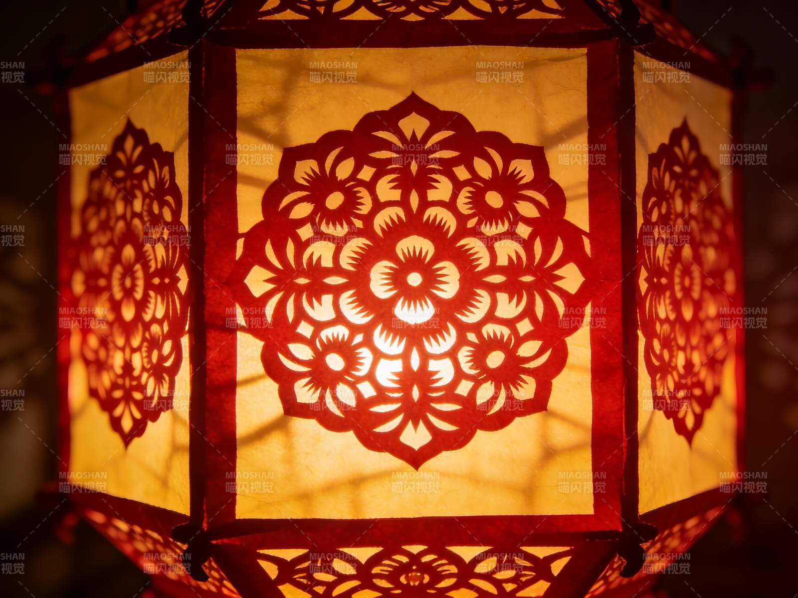 点亮的红色剪纸灯笼图片