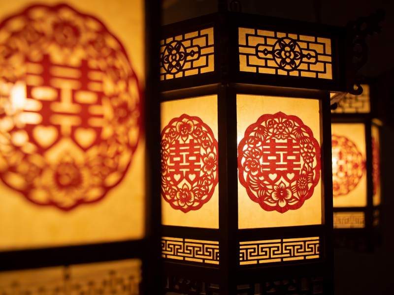 中式婚庆灯笼光影特写图片