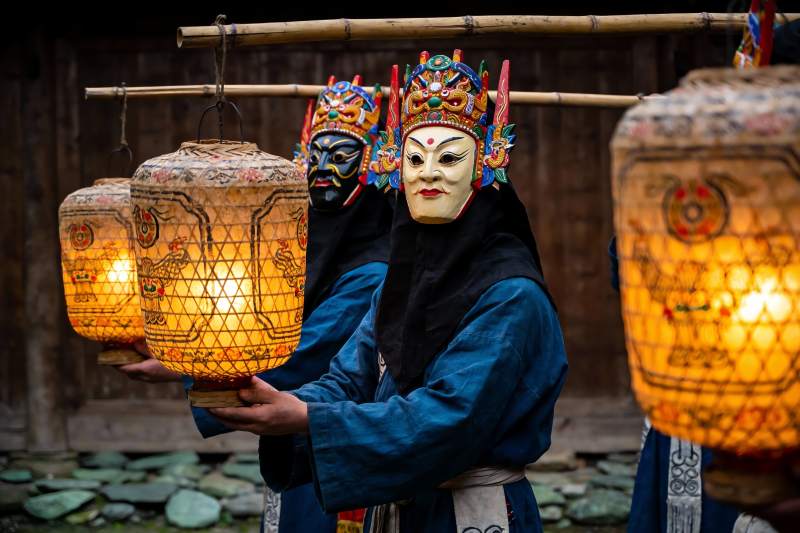 传统面具表演手持灯笼图片