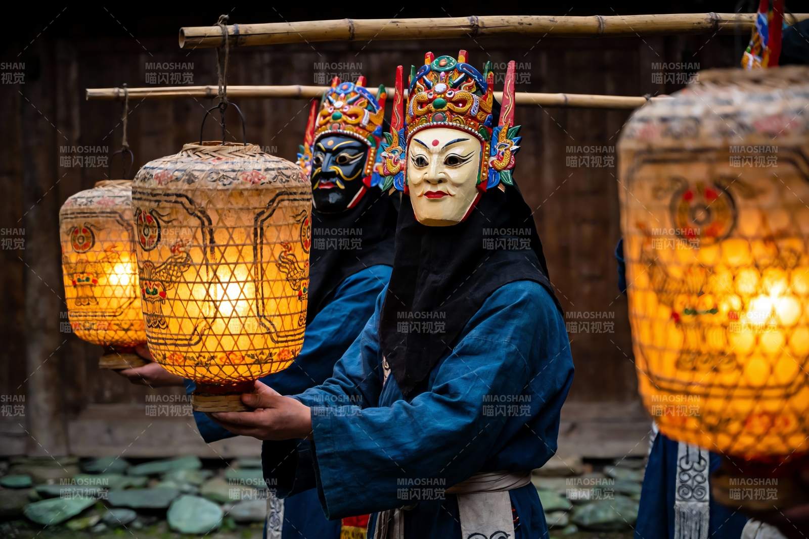 传统面具表演手持灯笼图片