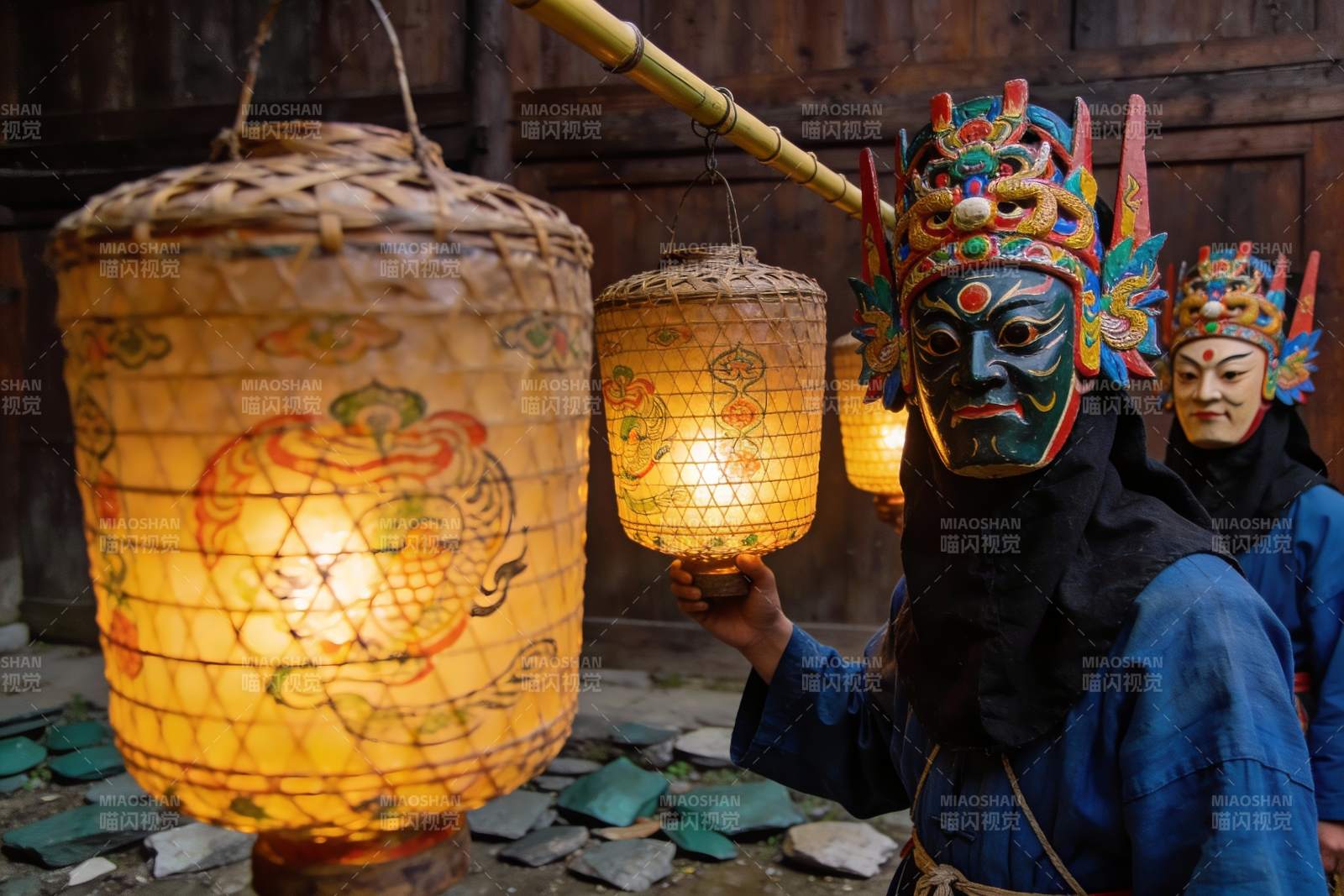 传统面具与灯笼的民俗场景图片