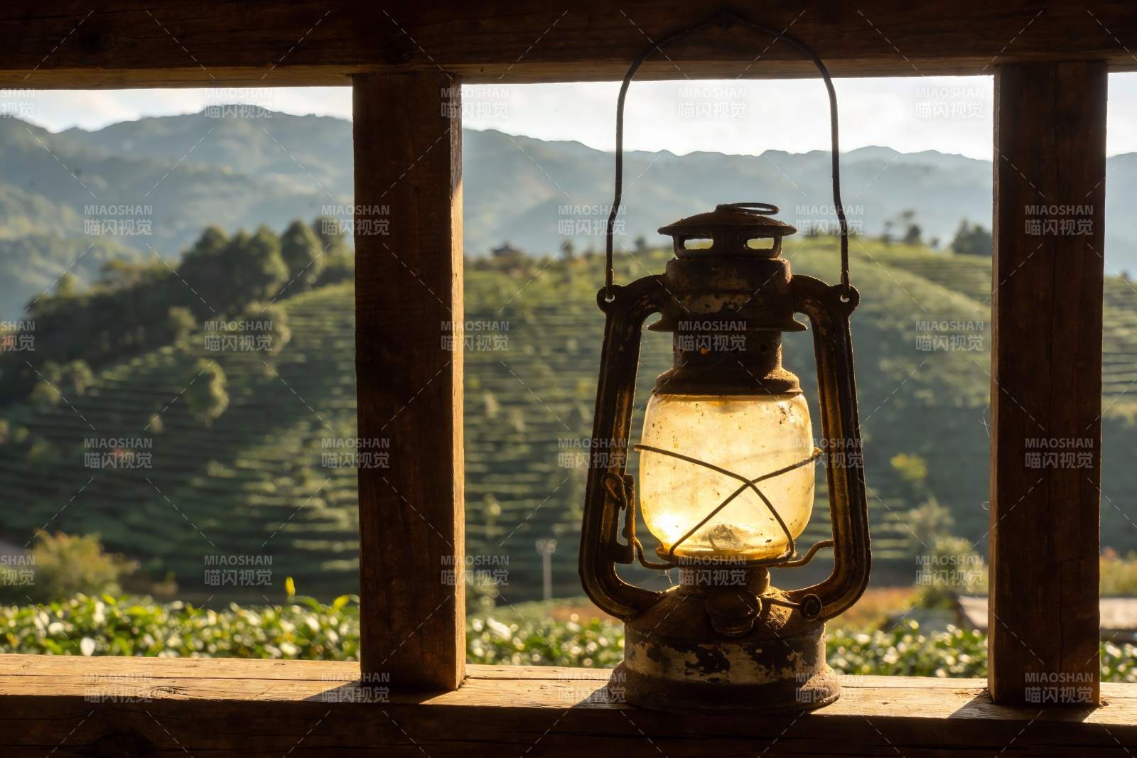 古灯映衬山间梯田风光图片