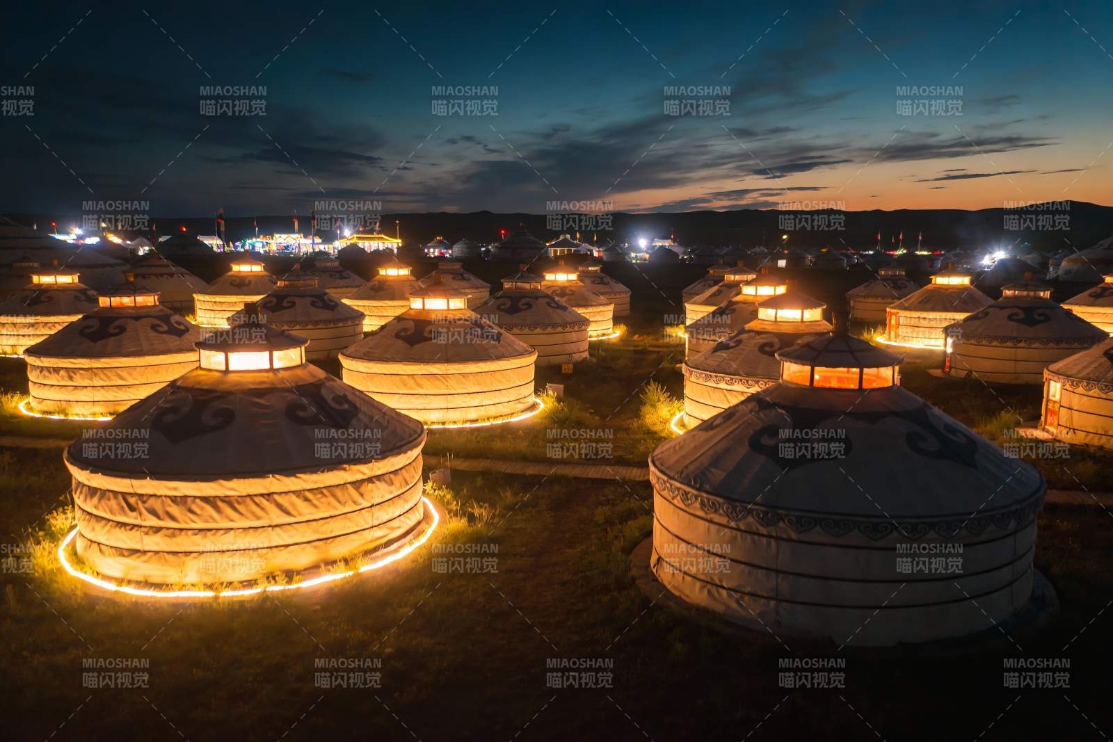 夜幕下的蒙古包群落图片