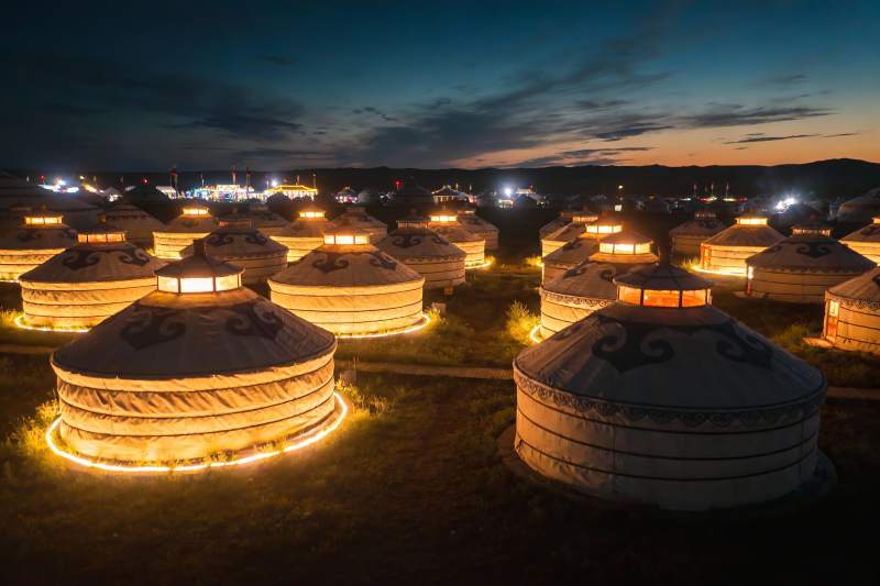 夜幕下的蒙古包群落图片