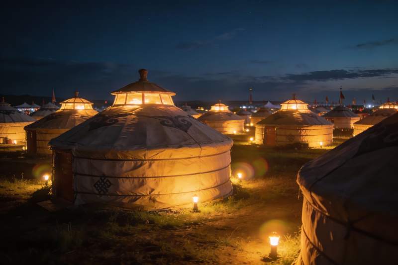 夜幕下的蒙古包群落图片