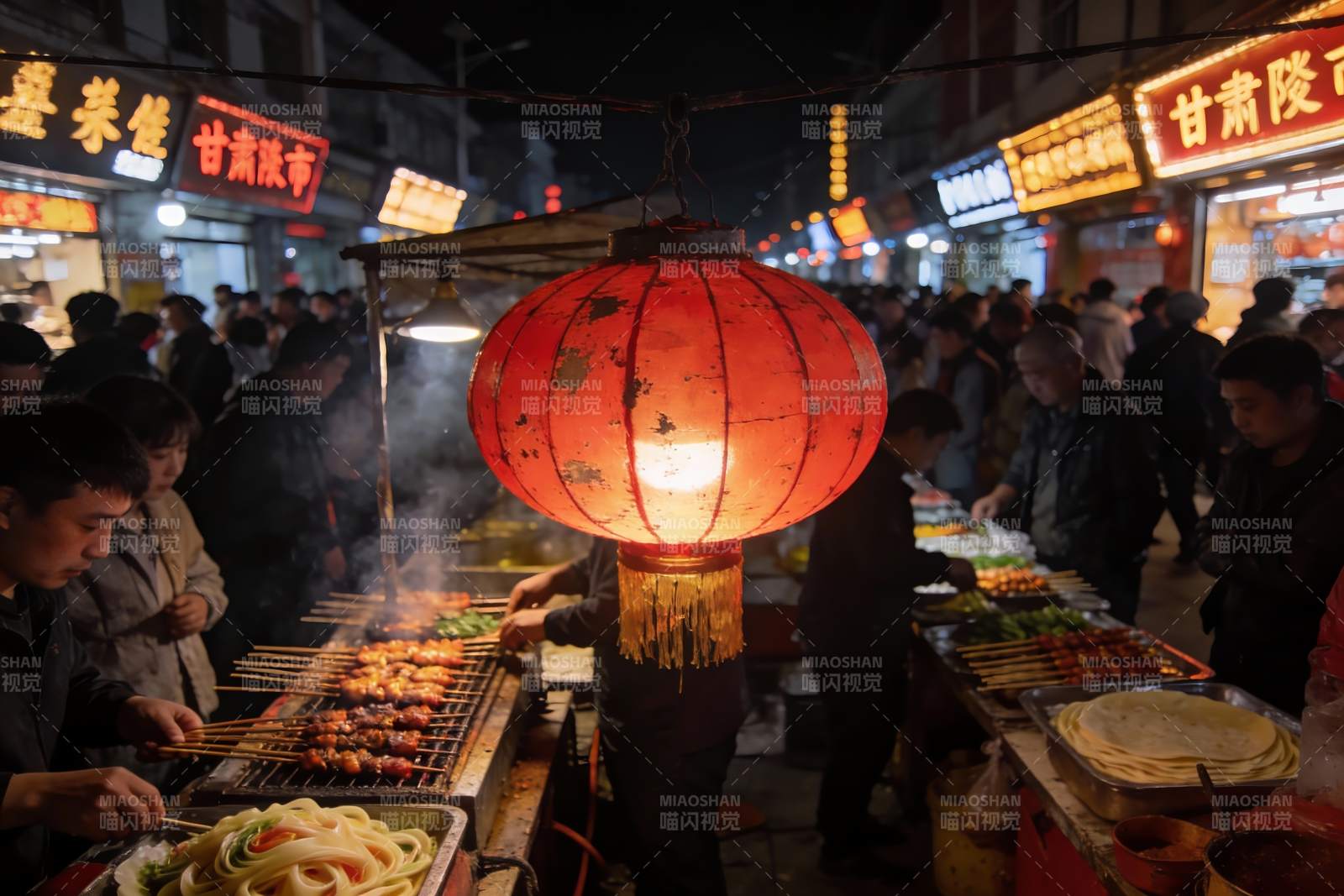 夜市灯火辉煌 烧烤摊前人潮涌动图片