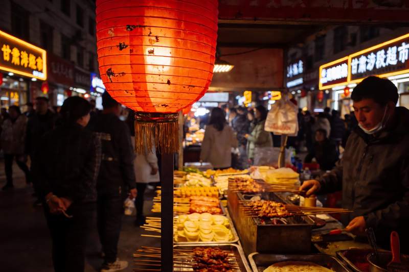 夜市摊位红灯笼下美食琳琅满目图片