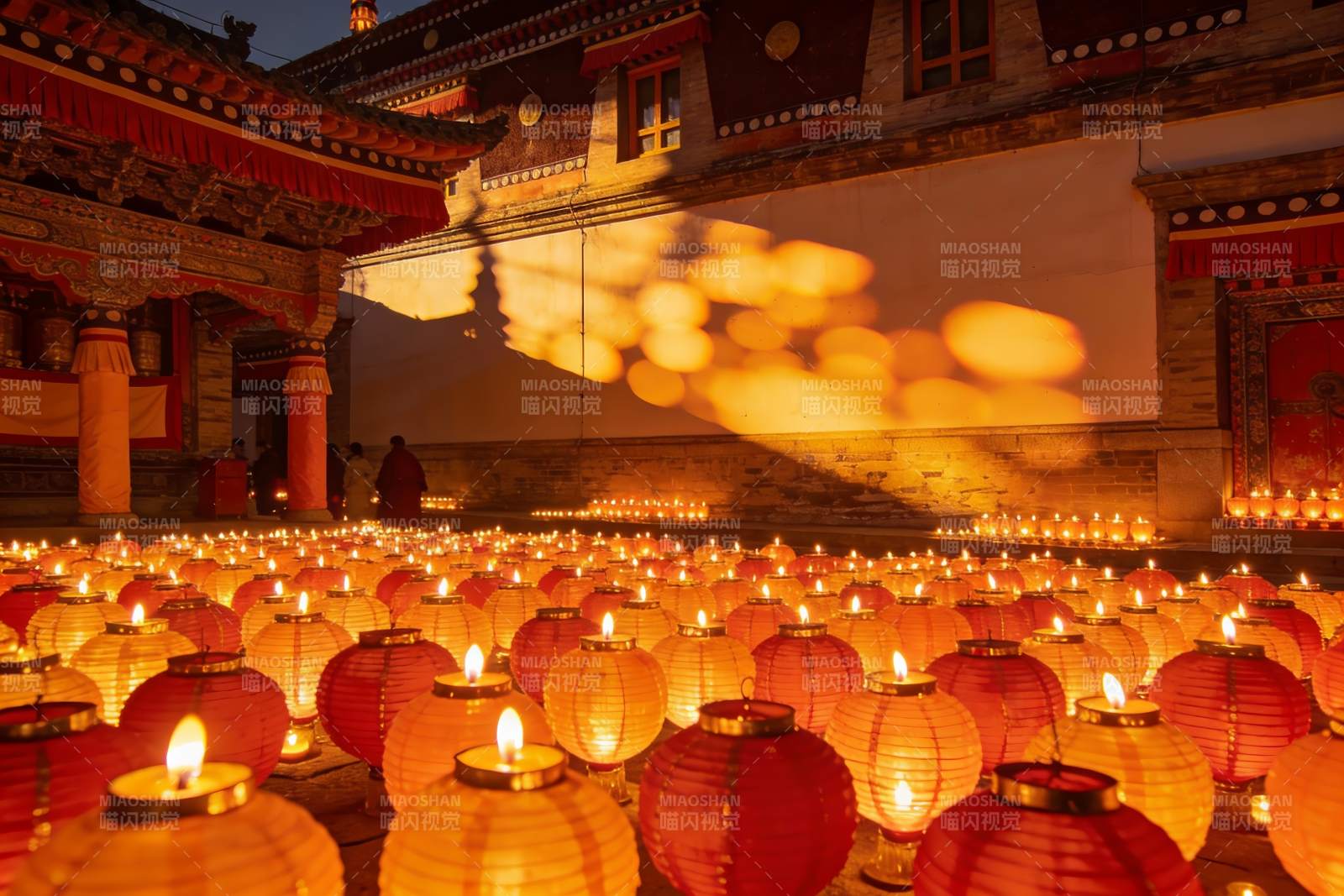 寺庙夜景灯笼祈福图片