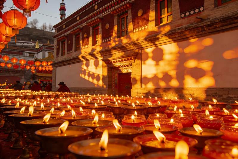 寺庙前烛光祈福夜景图片