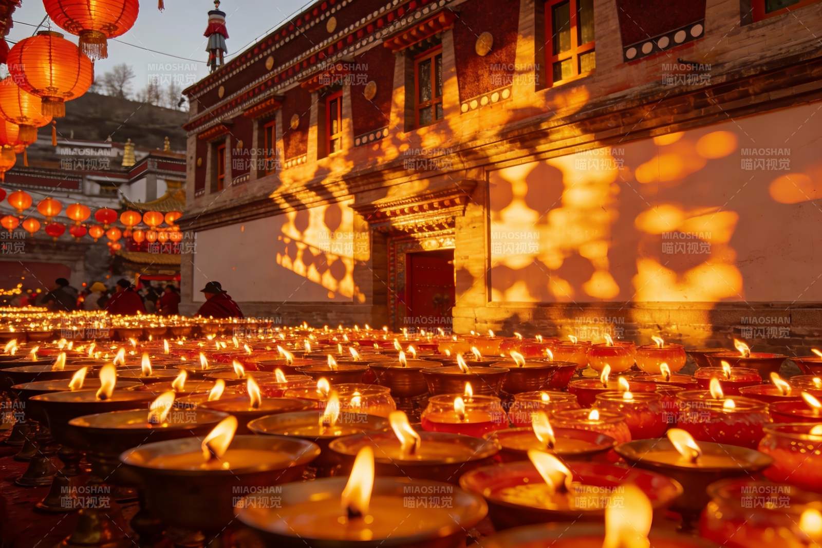 寺庙前烛光祈福夜景图片
