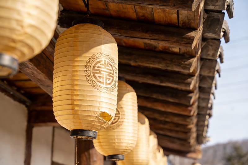 古建筑屋檐下的纸灯笼图片