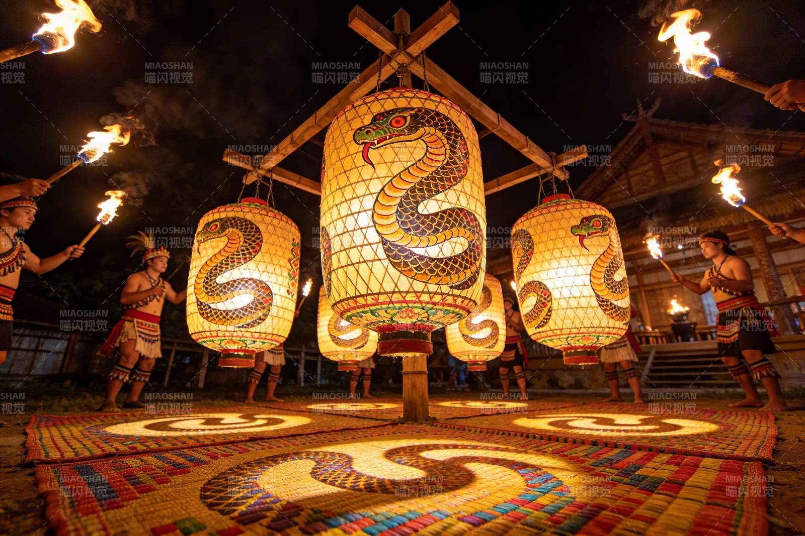 夜幕下蛇形灯笼与火把表演图片