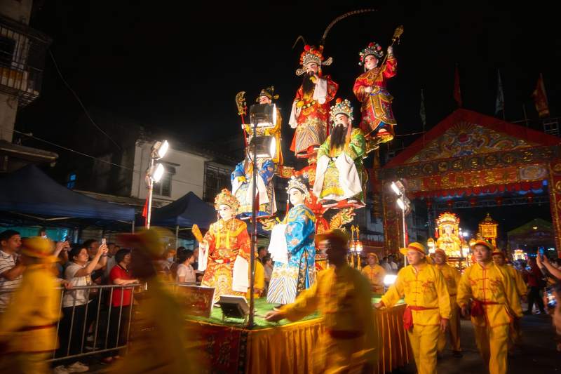 夜游花车上表演传统戏曲图片