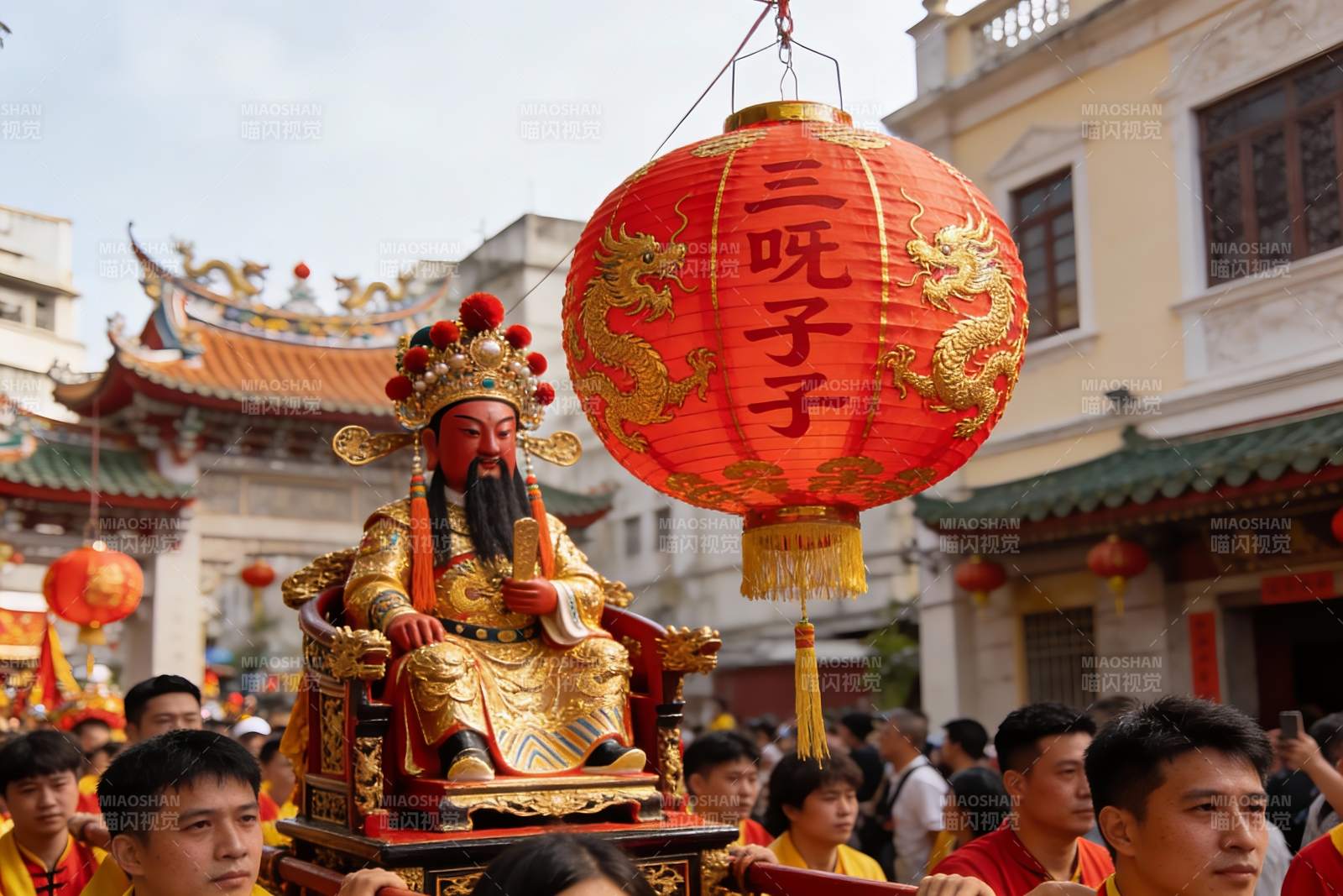 传统节日庆典中的神像巡游图片