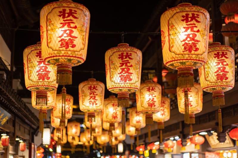 古街夜景灯笼高挂祈福迎祥图片