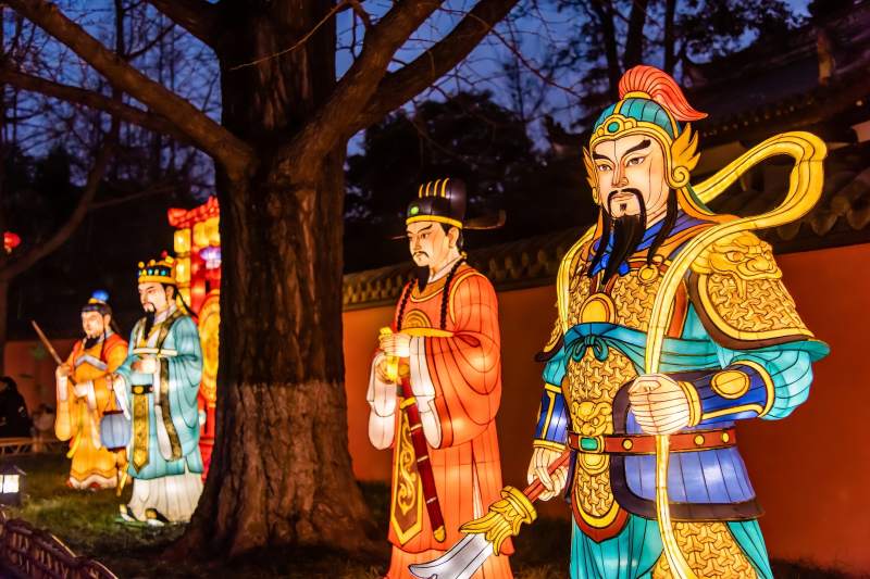 夜景中色彩斑斓的历史人物灯饰图片