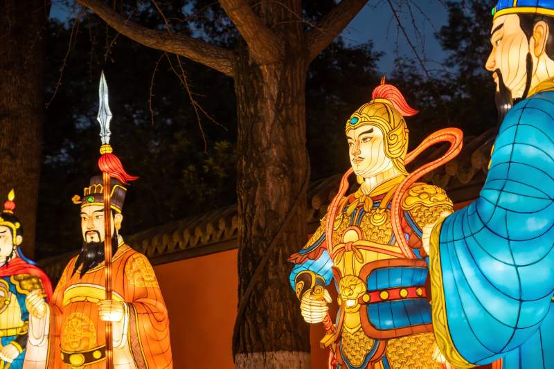 夜景中色彩斑斓的古代人物灯饰图片