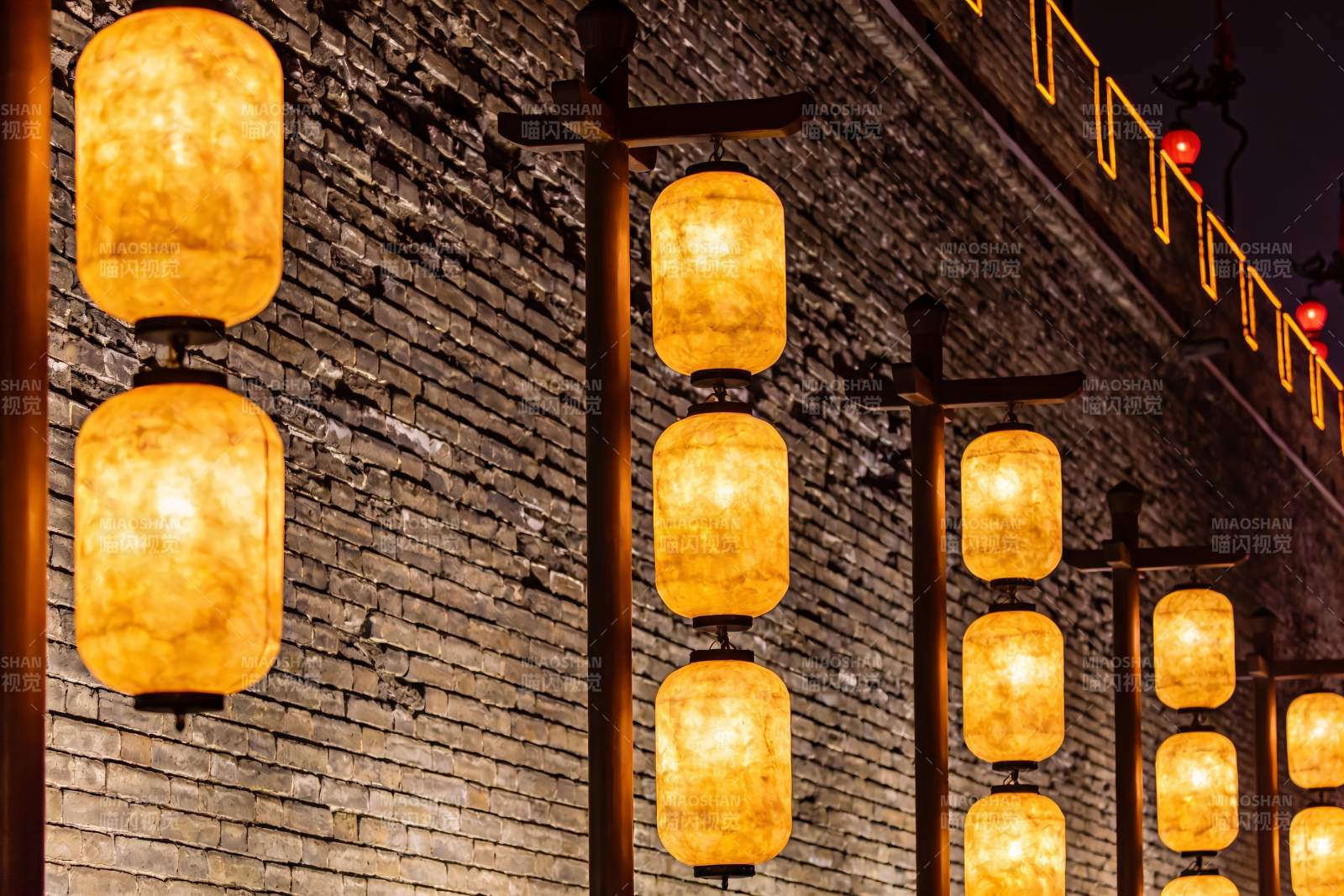 古墙夜灯映衬传统灯笼图片