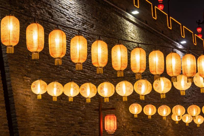 夜景古墙挂灯笼图片