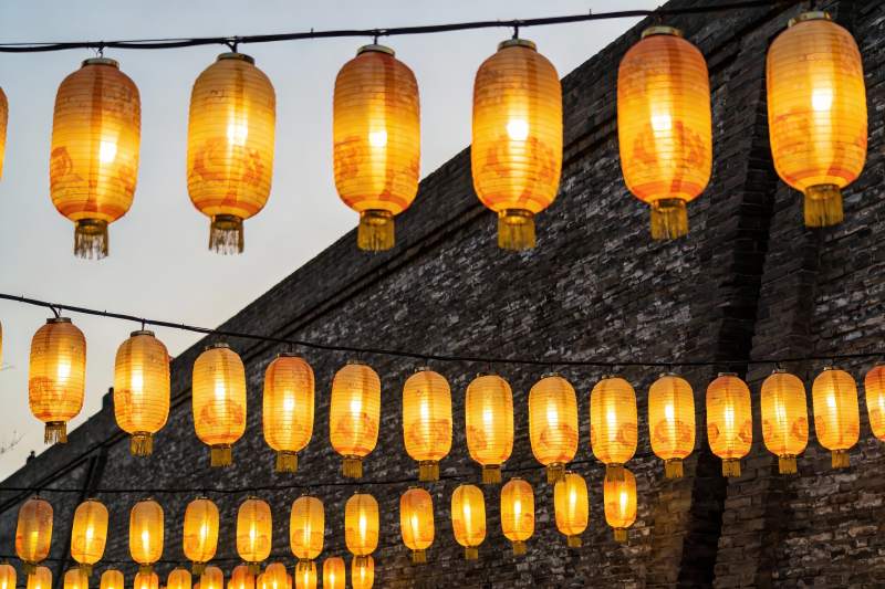 古墙挂灯笼夜景图片