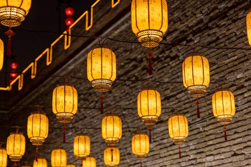 古建筑夜景灯笼高挂图片